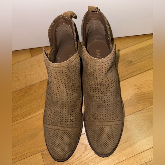 Kenzie Glynda Ankle Boot in Desert Sand Suede NEW - Picture 3 of 9